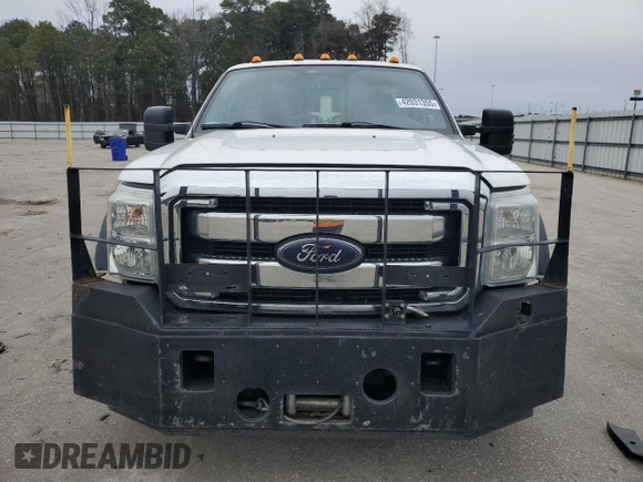 2014 Ford F-550 XL z VIN 1FDUF5HT8EEB42730, wystawiony jako Copart lot #42031355 z przebiegiem 60 863 mil mil oraz Czysty tytuł • Clean title. Historia ofert i sprzedaży dostępna na DreamBid. Obrazek 5.