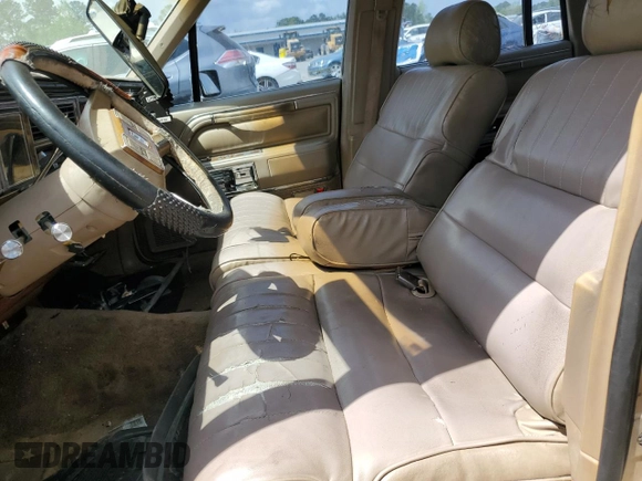 1989 Lincoln Town Car z VIN 1LNBM81F8KY816906, wystawiony jako Copart lot #51316715 z przebiegiem 361 830 mil mil oraz Szkoda całkowita • Salvage title. Historia ofert i sprzedaży dostępna na DreamBid. Obrazek 7.