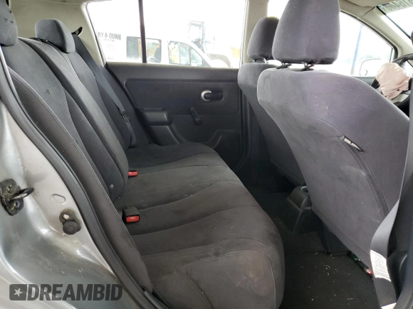 2008 Nissan Versa S z VIN 3N1BC13EX8L444176, wystawiony jako Copart lot #55516445 z przebiegiem 135 005 mil mil oraz Szkoda całkowita • Salvage title. Historia ofert i sprzedaży dostępna na DreamBid. Obrazek 11.