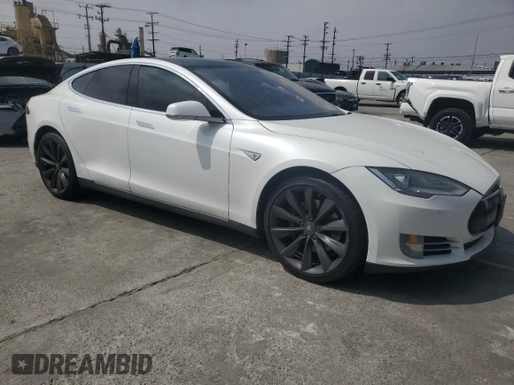 2013 Tesla Model S Performance z VIN 5YJSA1DP1DFP20689, wystawiony jako Copart lot #56869305 z przebiegiem Nie podano mil oraz Szkoda całkowita • Salvage title. Historia ofert i sprzedaży dostępna na DreamBid. Obrazek 4.