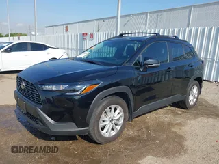2024 Toyota Corolla Cross LE z VIN 7MUCAAAG8RV083172, wystawiony jako IAAI lot #42049180 z przebiegiem 26 642 mil mil oraz . Historia ofert i sprzedaży dostępna na DreamBid. Obrazek 20.