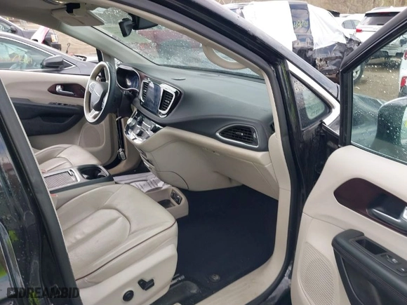 2017 Chrysler Pacifica Limited with VIN 2C4RC1GG0HR770093, listed as a IAAI auction lot 41876582 with 82,614 mi miles. Bid and sale history available at carsss.com. Image 5.