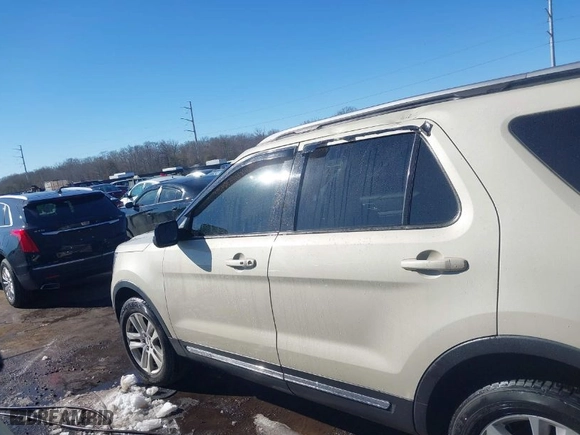 2018 Ford Explorer XLT with VIN 1FM5K8D81JGA18090, listed as a IAAI auction lot 41316187 with 136,199 mi miles. Bid and sale history available at carsss.com. Image 14.