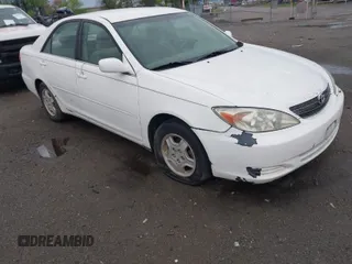 2003 Toyota Camry LE z VIN 4T1BF30K93U044730, wystawiony jako IAAI lot #42044599 z przebiegiem 120 401 mil mil oraz . Historia ofert i sprzedaży dostępna na DreamBid. Obrazek 1.