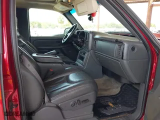 2003 Chevrolet Avalanche with VIN 3GNEK13T33G108258, listed as a IAAI auction lot 42110289 with 135,802 mi miles. Bid and sale history available at carsss.com. Image 5.