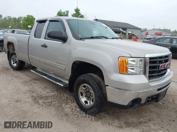 2009 GMC Sierra 2500HD SLE z VIN 1GTHK59K59E136509, wystawiony jako IAAI lot #42308626 z przebiegiem 127 256 mil mil oraz . Historia ofert i sprzedaży dostępna na DreamBid. Obrazek 1.