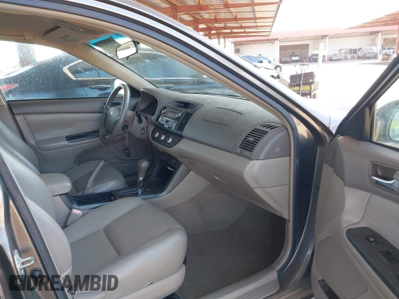 2006 Toyota Camry LE z VIN 4T1BF32K86U635925, wystawiony jako IAAI lot #42267547 z przebiegiem 162 593 mil mil oraz . Historia ofert i sprzedaży dostępna na DreamBid. Obrazek 5.