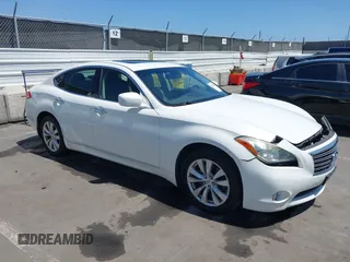 2011 Infiniti M z VIN JN1BY1AR2BM370448, wystawiony jako IAAI lot #42541773 z przebiegiem 133 188 mil mil oraz . Historia ofert i sprzedaży dostępna na DreamBid. Obrazek 1.