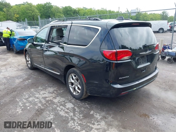 2017 Chrysler Pacifica Limited z VIN 2C4RC1GG3HR566162, wystawiony jako IAAI lot #42375696 z przebiegiem 103 051 mil mil oraz . Historia ofert i sprzedaży dostępna na DreamBid. Obrazek 3.