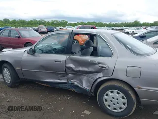 1995 Toyota Camry LE z VIN 4T1SK12E0SU634143, wystawiony jako IAAI lot #42274448 z przebiegiem 159 962 mil mil oraz . Historia ofert i sprzedaży dostępna na DreamBid. Obrazek 6.
