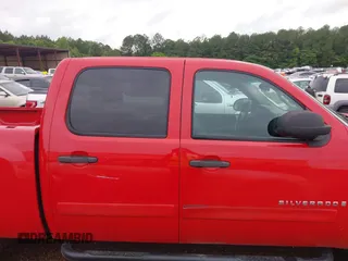 2007 Chevrolet Silverado 1500 LS with VIN 3GCEC13C07G546053, listed as a IAAI auction lot 42125119 with 201,358 mi miles. Bid and sale history available at carsss.com. Image 13.