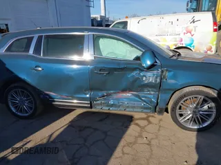 2016 Lincoln MKT EcoBoost z VIN 2LMHJ5AT4GBL02910, wystawiony jako IAAI lot #41192092 z przebiegiem 76 999 mil mil oraz . Historia ofert i sprzedaży dostępna na DreamBid. Obrazek 14.