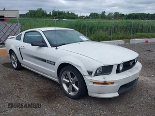 2008 Ford Mustang GT Deluxe z VIN 1ZVHT82H585175903, wystawiony jako IAAI lot #42649864 z przebiegiem 97 788 mil mil oraz . Historia ofert i sprzedaży dostępna na DreamBid. Obrazek 1.