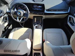 2024 BMW X1 xDrive28i z VIN WBX73EF08R5Y90826, wystawiony jako Copart lot #56059065 z przebiegiem 18 928 mil mil oraz Tytuł czysty. Historia ofert i sprzedaży dostępna na DreamBid. Obrazek 8.