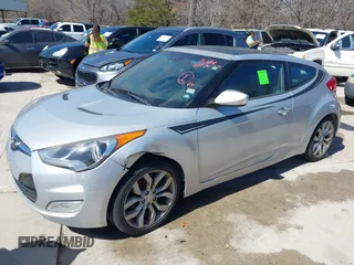 2013 Hyundai Veloster w/Black Int z VIN KMHTC6AD3DU092305, wystawiony jako IAAI lot #41721717 z przebiegiem 158 534 mil mil oraz . Historia ofert i sprzedaży dostępna na DreamBid. Obrazek 2.