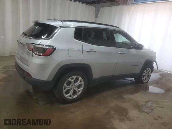 2024 Jeep Compass Latitude z VIN 3C4NJDBN2RT109465, wystawiony jako Copart lot #61687445 z przebiegiem 28 694 mil mil oraz Czysty tytuł • Clean title. Historia ofert i sprzedaży dostępna na DreamBid. Obrazek 3.