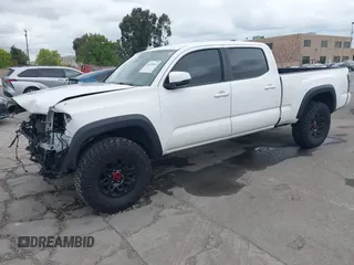 2021 Toyota Tacoma SR5 z VIN 3TMDZ5BN2MM100245, wystawiony jako IAAI lot #42078914 z przebiegiem 58 153 mil mil oraz . Historia ofert i sprzedaży dostępna na DreamBid. Obrazek 2.