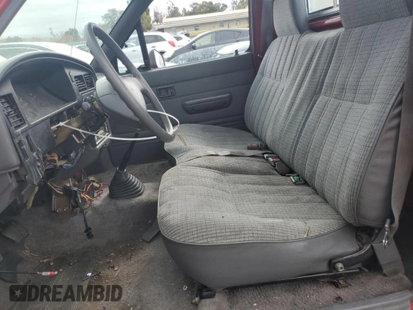 1990 Toyota Pickup DX с VIN JT4RN81P1L5069080, выставлен на аукционе Copart как лот 81606084 с пробегом 168 115 миль миль и Списание • Salvage title. История ставок и продаж доступна на DreamBid. Изображение 7.
