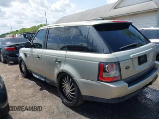 2006 Land Rover Range Rover Sport HSE z VIN SALSF25436A970841, wystawiony jako IAAI lot #42152175 z przebiegiem 254 024 mil mil oraz . Historia ofert i sprzedaży dostępna na DreamBid. Obrazek 3.