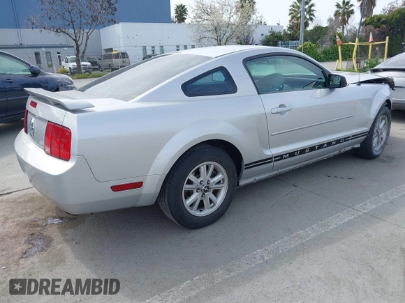 2005 Ford Mustang Deluxe with VIN 1ZVFT80N855189337, listed as a IAAI auction lot 41836962 with 185,248 mi miles. Bid and sale history available at carsss.com. Image 4.