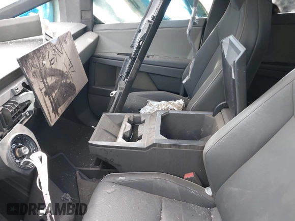 2024 Tesla Cybertruck z VIN 7G2CEHED9RA050686, wystawiony jako IAAI lot #41399354 z przebiegiem Nie podano mil oraz . Historia ofert i sprzedaży dostępna na DreamBid. Obrazek 5.
