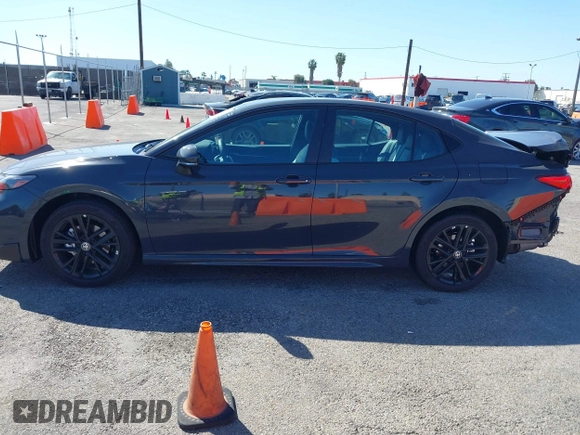 2025 Toyota Camry LE z VIN 4T1DAACK4SU572097, wystawiony jako IAAI lot #41827762 z przebiegiem 8 106 mil mil oraz . Historia ofert i sprzedaży dostępna na DreamBid. Obrazek 14.