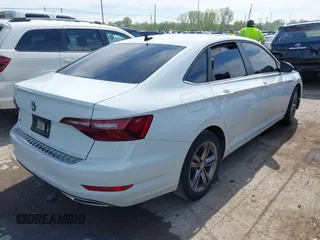 2020 Volkswagen Jetta S z VIN 3VWC57BU0LM100105, wystawiony jako IAAI lot #42213806 z przebiegiem 53 707 mil mil oraz . Historia ofert i sprzedaży dostępna na DreamBid. Obrazek 4.