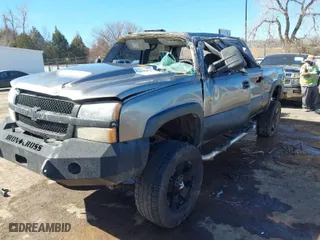 2006 Chevrolet Silverado 2500HD LT1 with VIN 1GCHK23D46F156040, listed as a IAAI auction lot 41635723 with 298,999 mi miles. Bid and sale history available at carsss.com. Image 2.