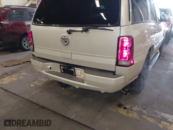 2003 Cadillac Escalade z VIN 1GYEK63N53R162632, wystawiony jako IAAI lot #41542627 z przebiegiem 147 577 mil mil oraz . Historia ofert i sprzedaży dostępna na DreamBid. Obrazek 6.