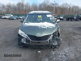2013 Toyota Sienna LE AAS z VIN 5TDKK3DC9DS334815, wystawiony jako IAAI lot #41589497 z przebiegiem 223 674 mil mil oraz . Historia ofert i sprzedaży dostępna na DreamBid. Obrazek 12.