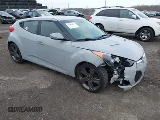 2013 Hyundai Veloster w/Gray Int z VIN KMHTC6AD3DU140949, wystawiony jako IAAI lot #41883011 z przebiegiem 108 247 mil mil oraz . Historia ofert i sprzedaży dostępna na DreamBid. Obrazek 1.