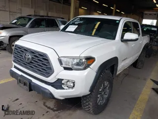 2020 Toyota Tacoma 4WD SR5 with VIN 5TFCZ5AN6LX235847, listed as a IAAI auction lot 41676928 with 77,384 mi miles. Bid and sale history available at carsss.com. Image 2.