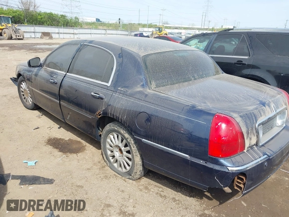2003 Lincoln Town Car Executive z VIN 1LNHM81W43Y632820, wystawiony jako IAAI lot #42048881 z przebiegiem 137 738 mil mil oraz . Historia ofert i sprzedaży dostępna na DreamBid. Obrazek 3.