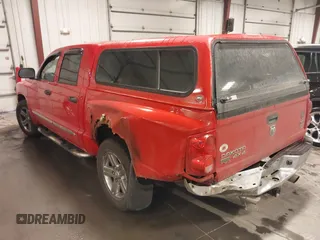 2008 Dodge Dakota Laramie z VIN 1D7HW58N58S534499, wystawiony jako IAAI lot #41528141 z przebiegiem 127 340 mil mil oraz . Historia ofert i sprzedaży dostępna na DreamBid. Obrazek 3.