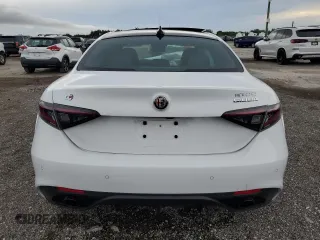 2024 Alfa Romeo Giulia Veloce z VIN ZARFAMBNXR7682239, wystawiony jako Copart lot #68413004 z przebiegiem 3 161 mil mil oraz Szkoda całkowita • Salvage title. Historia ofert i sprzedaży dostępna na DreamBid. Obrazek 6.