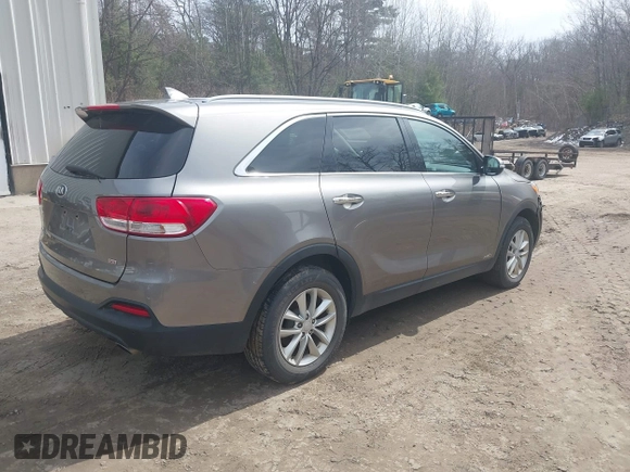 2018 Kia Sorento LX with VIN 5XYPGDA36JG403695, listed as a IAAI auction lot 42018100 with 111,059 mi miles. Bid and sale history available at carsss.com. Image 4.