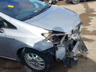 2015 Toyota Prius v Two with VIN JTDZN3EU2FJ037348, listed as a IAAI auction lot 41225188 with 147,822 mi miles. Bid and sale history available at carsss.com. Image 6.