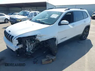 2018 Jeep Cherokee Latitude z VIN 1C4PJMCB7JD602016, wystawiony jako IAAI lot #42153460 z przebiegiem 97 757 mil mil oraz . Historia ofert i sprzedaży dostępna na DreamBid. Obrazek 2.