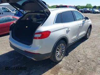 2017 Lincoln MKX Select z VIN 2LMPJ6KR0HBL15191, wystawiony jako IAAI lot #42161196 z przebiegiem 75 292 mil mil oraz . Historia ofert i sprzedaży dostępna na DreamBid. Obrazek 4.