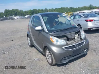 2013 Smart fortwo Pure z VIN WMEEJ3BA7DK654709, wystawiony jako IAAI lot #40223129 z przebiegiem 97 428 mil mil oraz . Historia ofert i sprzedaży dostępna na DreamBid. Obrazek 1.