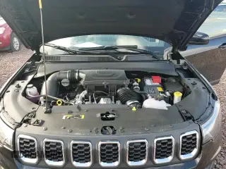 2025 Jeep Compass Latitude z VIN 3C4NJDBN7ST602239, wystawiony jako Copart lot #86152255 z przebiegiem 3 987 mil mil oraz Szkoda całkowita • Salvage title. Historia ofert i sprzedaży dostępna na DreamBid. Obrazek 13.