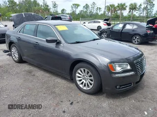 2014 Chrysler 300 z VIN 2C3CCAAG7EH322857, wystawiony jako IAAI lot #42416631 z przebiegiem 118 106 mil mil oraz . Historia ofert i sprzedaży dostępna na DreamBid. Obrazek 1.