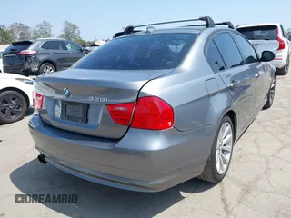 2011 BMW 3 Series 328i z VIN WBAPH5G58BNM81012, wystawiony jako IAAI lot #42429979 z przebiegiem 107 779 mil mil oraz . Historia ofert i sprzedaży dostępna na DreamBid. Obrazek 4.