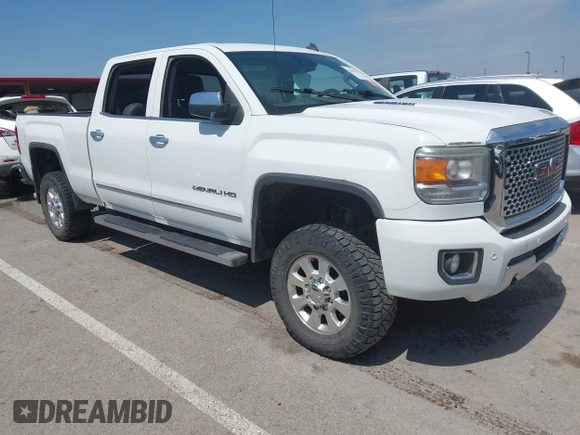2015 GMC Sierra 2500HD Denali z VIN 1GT120E8XFF121170, wystawiony jako IAAI lot #42051421 z przebiegiem Nie podano mil oraz . Historia ofert i sprzedaży dostępna na DreamBid. Obrazek 1.