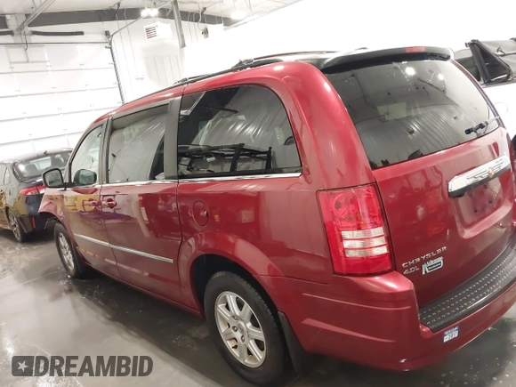 2010 Chrysler Town & Country Touring Plus z VIN 2A4RR8DX7AR480395, wystawiony jako IAAI lot #42171948 z przebiegiem 113 740 mil mil oraz . Historia ofert i sprzedaży dostępna na DreamBid. Obrazek 14.