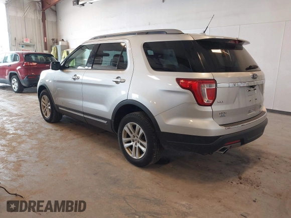 2018 Ford Explorer XLT z VIN 1FM5K8D83JGC40596, wystawiony jako IAAI lot #42263327 z przebiegiem 66 948 mil mil oraz . Historia ofert i sprzedaży dostępna na DreamBid. Obrazek 3.