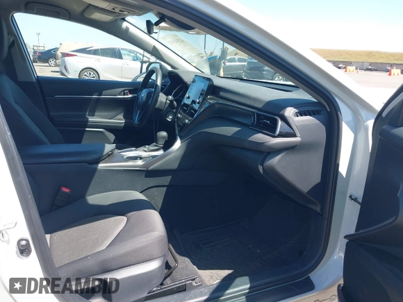 2024 Toyota Camry LE z VIN 4T1C11AK3RU214854, wystawiony jako IAAI lot #42143146 z przebiegiem 50 344 mil mil oraz . Historia ofert i sprzedaży dostępna na DreamBid. Obrazek 5.