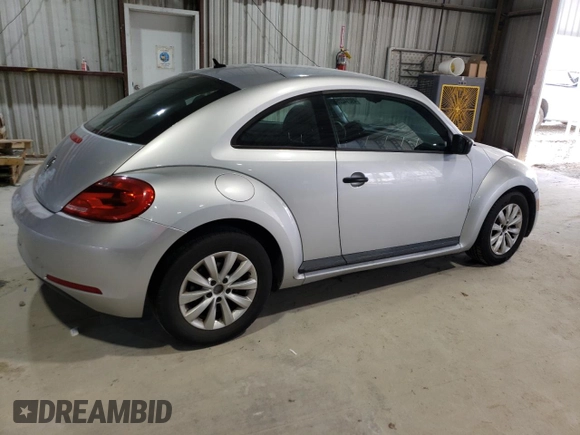 2014 Volkswagen Beetle Entry z VIN 3VWF17AT8EM645912, wystawiony jako Copart lot #49214225 z przebiegiem 152 204 mil mil oraz Czysty tytuł • Clean title. Historia ofert i sprzedaży dostępna na DreamBid. Obrazek 3.