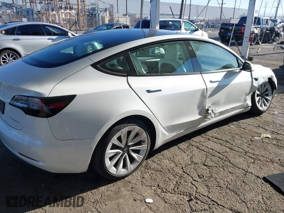 2022 Tesla Model 3 Long Range z VIN 5YJ3E1EB4NF331218, wystawiony jako IAAI lot #41827613 z przebiegiem 84 088 mil mil oraz . Historia ofert i sprzedaży dostępna na DreamBid. Obrazek 4.