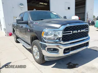 2024 Ram 2500 Big Horn z VIN 3C6UR5DLXRG244764, wystawiony jako IAAI lot #42433296 z przebiegiem 60 112 mil mil oraz . Historia ofert i sprzedaży dostępna na DreamBid. Obrazek 1.